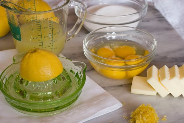 Маска яйцо лимон. Лимонный сок. Яйцо в лимонном соке. Лимон с яйцом при сахарном. Лимонный сок и цедра.